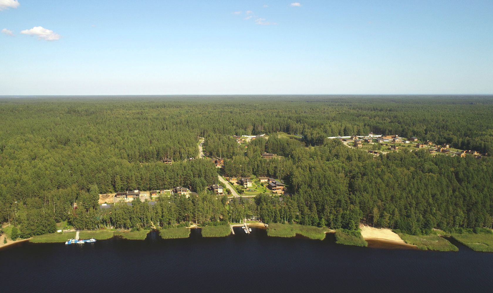 Посёлок находится на берегу самого большого из озёр Карельского перешейка озере Суходо́льское